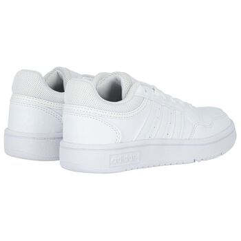 حذاء رياضي بالشعار باللون الأبيض